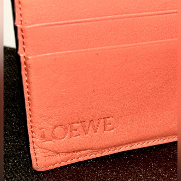 Loewe Calf Skin, Bi-fold Beige Light
Oat/Honey exterior . Papaya Interior. - Picture 5 of 13